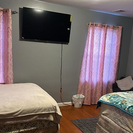 Divine Villa Guest House 65 Sherman 6Mins To Airport And 4Mins To Penn Station Newark Extérieur photo